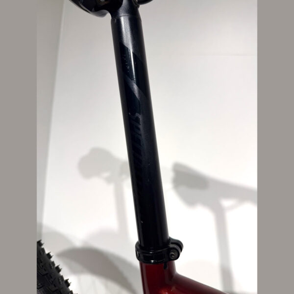 cycleXperience - Specialized - 90320-3104 - Epic Expert Carbon 29 - Gloss Metallic Crimson Rocket Red - 111 cycleXperience - Specialized - 90320-3104 - Epic Expert Carbon 29 - Gloss Metallic Crimson Rocket Red - 111