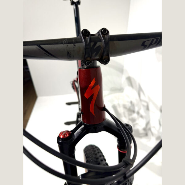 cycleXperience - Specialized - 90320-3104 - Epic Expert Carbon 29 - Gloss Metallic Crimson Rocket Red - 16 cycleXperience - Specialized - 90320-3104 - Epic Expert Carbon 29 - Gloss Metallic Crimson Rocket Red - 16